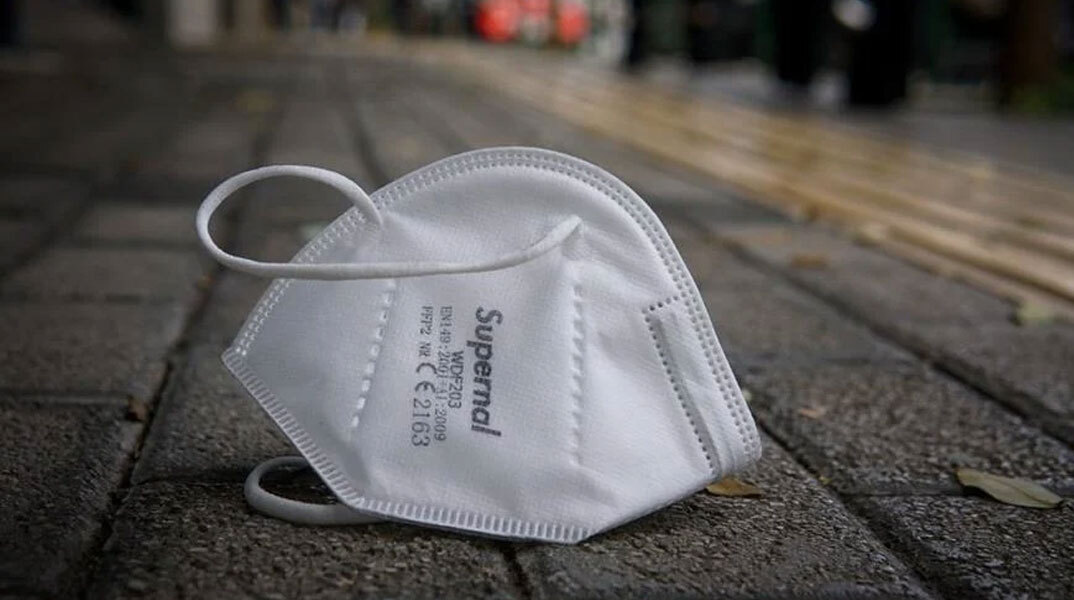 Μάσκα κορωνοϊού πεταμένη στον δρόμο