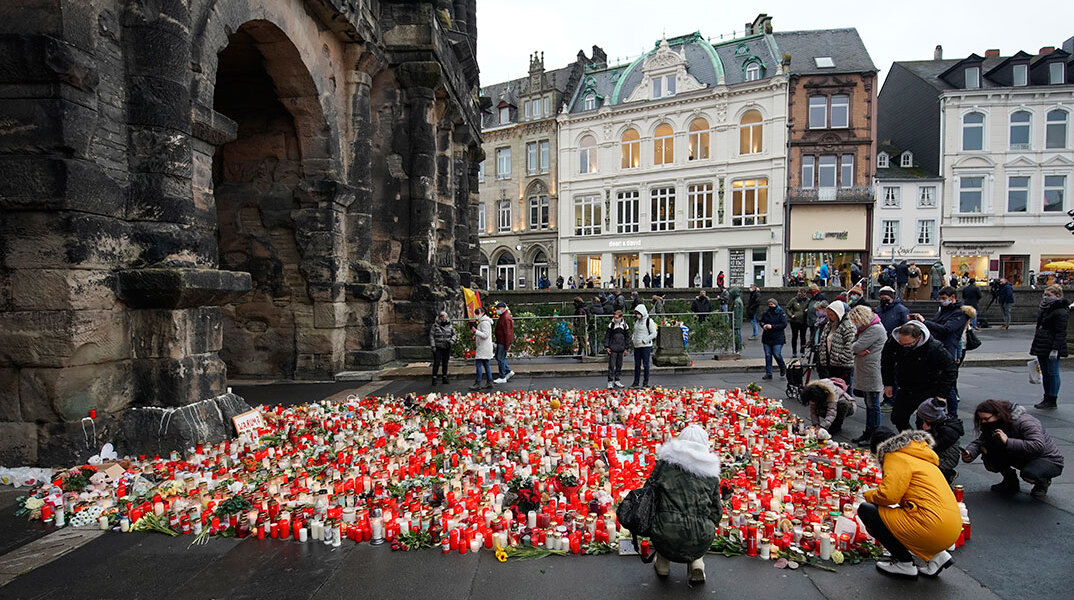 Λουλούδια και αναμένα κεριά για τα θύματα στο Τρίερ της Γερμανίας