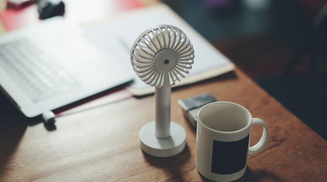 Ανεμιστηράκι στη δουλειά για τον καύσωνα