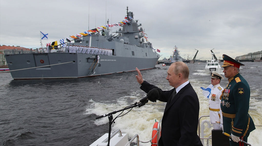 Ο Βλαντίμιρ Πούτιν παρακολουθεί παρέλαση πολεμικών πλοίων στην Αγία Πετρούπολη