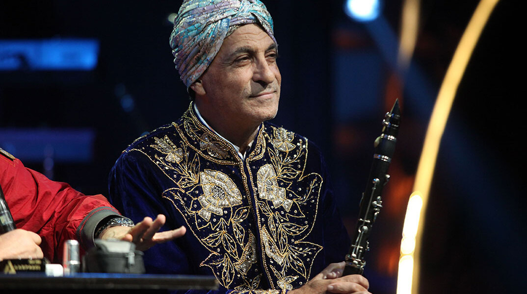 Ο Γιώργος Μάγγας με το κλαρίνο του και το ξεχωριστό του ντύσιμο