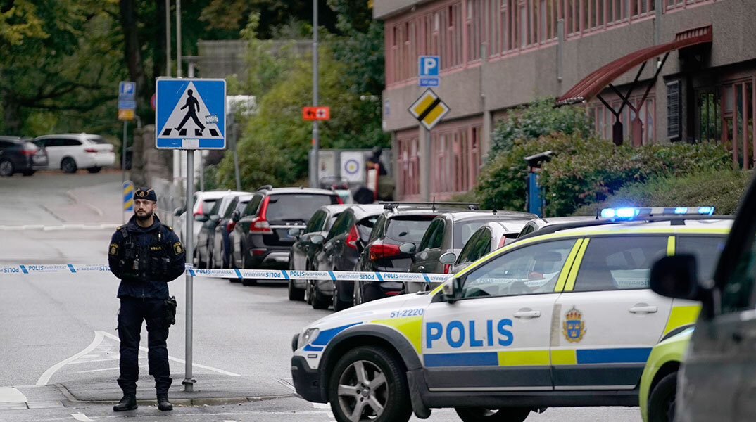 Αστυνομικοί στη Σουηδία έχουν αποκλείσει περιοχή όπου σημειώθηκαν πυροβολισμοί