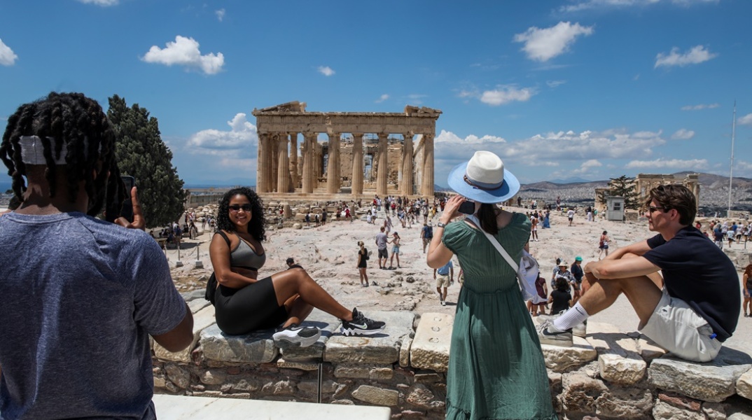Τουρίστες ποζάρουν με φόντο τον Παρθενώνα