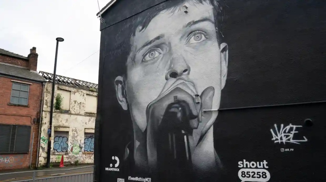 Τοιχογραφία του Ίαν Κέρτις των Joy Division στο Μάντσεστερ καλύφθηκε από διαφήμιση