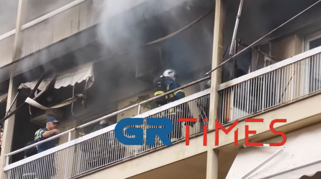 Πυροσβέστες στο φλεγόμενο διαμέρισμα στη Θεσσαλονίκη
