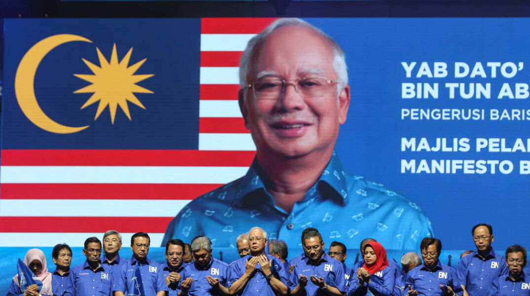  Ο πρώην πρωθυπουργός Νατζίμπ Ραζάκ οδηγήθηκε στη φυλακή μετά την επικύρωση από το ανώτατο δικαστήριο της καταδίκης του για διαφθορά