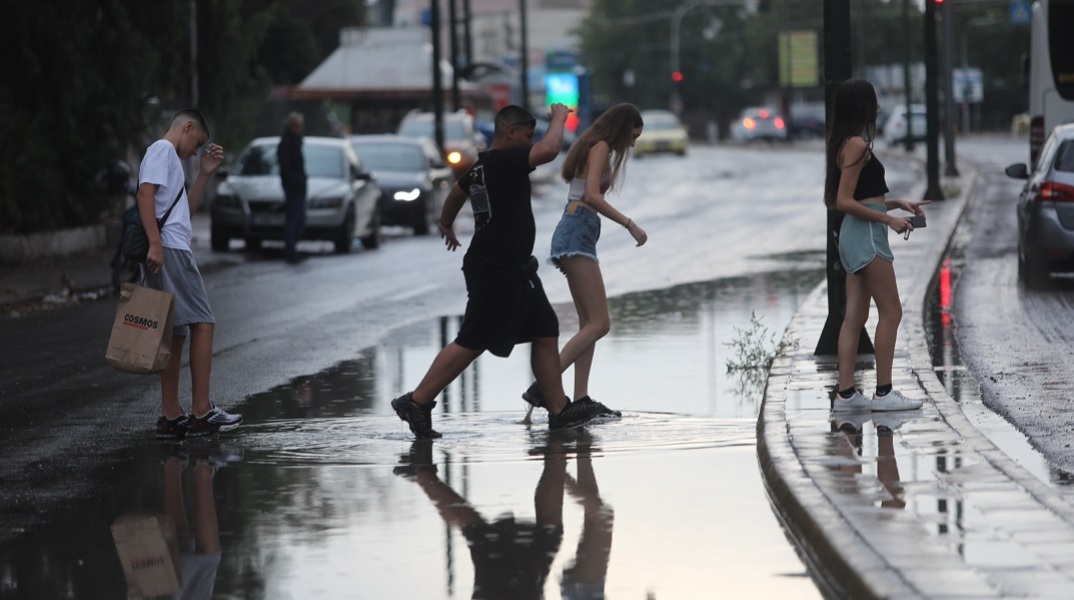 Κακοκαιρία: Έκλεισαν Ποσειδώνος και Βουλιαγμένης