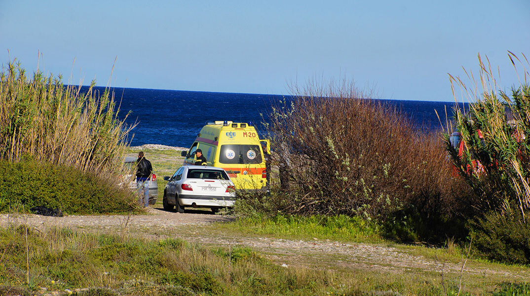 Περιπολικό της Αστυνομίας και ασθενοφόρο του ΕΚΑΒ έχουν σπεύσει σε παραλία