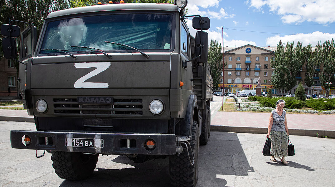 Ρωσικό στρατιωτικό όχημα στη Ζαπορίζια της Ουκρανίας με το χαρακτηριστικό γράμμα «Ζ»