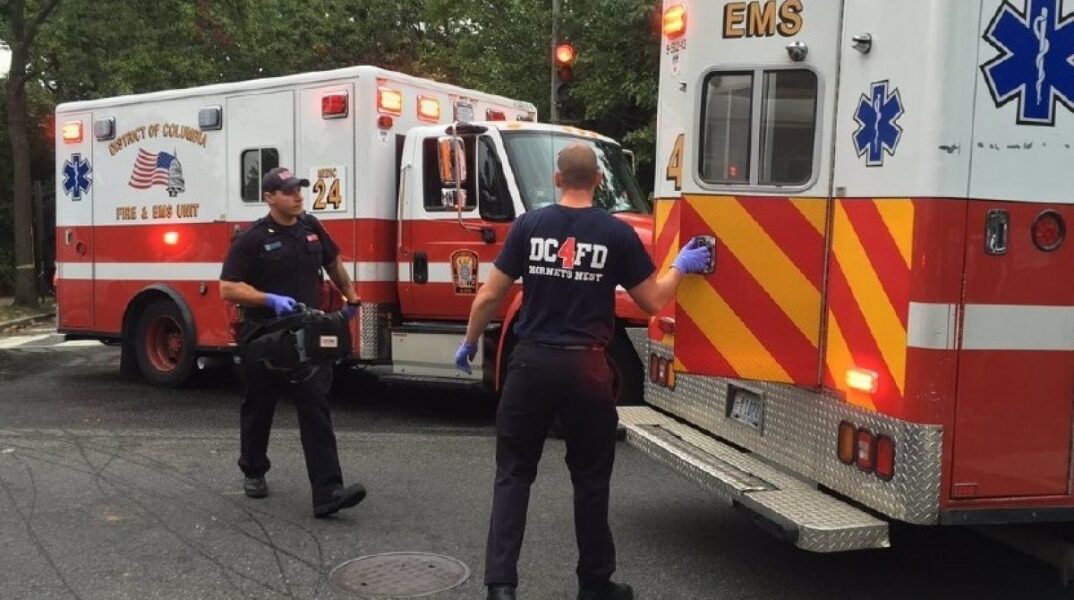 Ασθενοφόρα στην Ουάσινγκτον ετοιμάζονται να μεταφέρουν τραυματίες