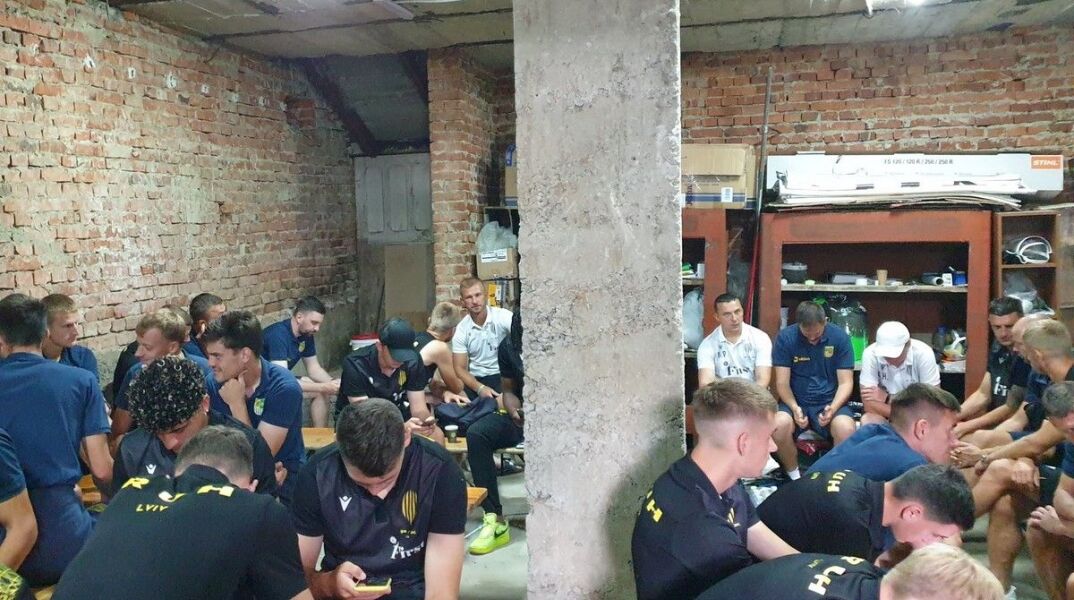 Από το γήπεδο στο καταφύγιο οι παίκτες της Μέταλιστ και της Λβιβ