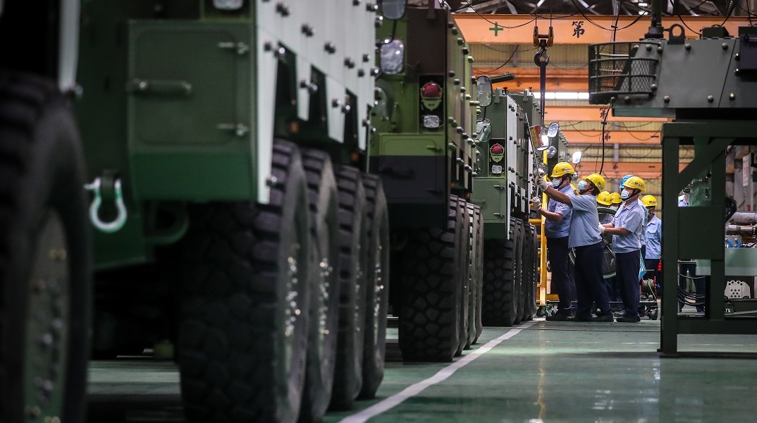 Εργαζόμενοι σε στρατιωτικό εργοστάσιο στην Ταϊβάν όπου συναρμολογούνται τεθωρακισμένα μεταγωγικά οχήματα