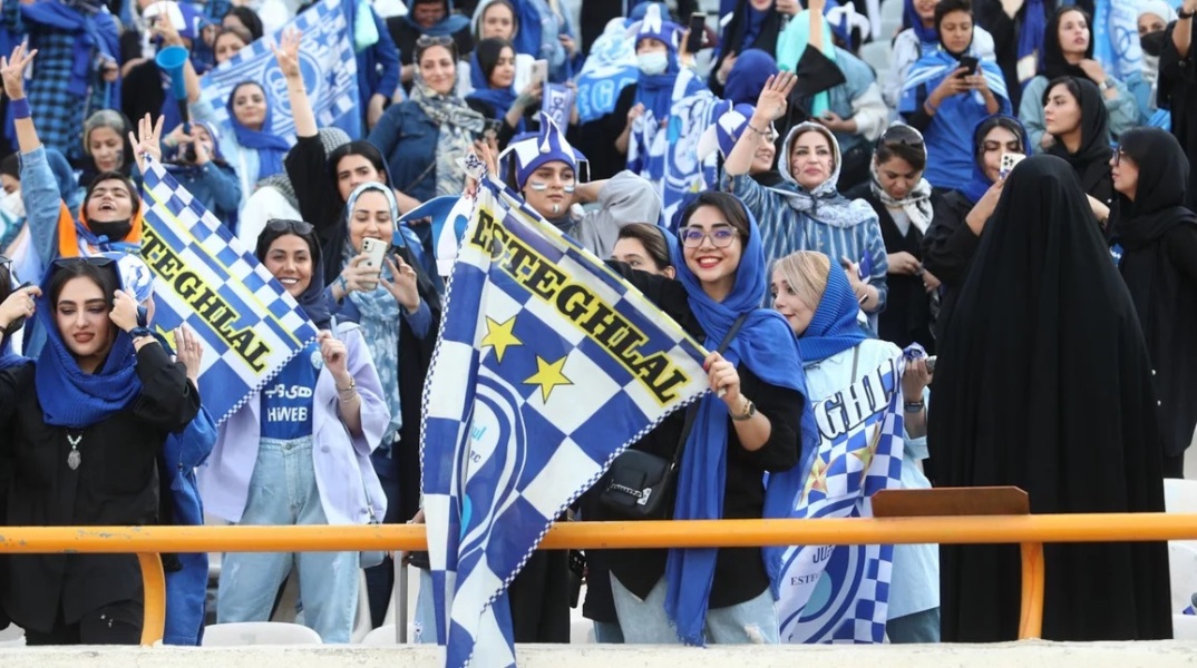 Ιράν: Γυναίκες παρακολούθησαν ποδοσφαιρικό αγώνα του εθνικού πρωταθλήματος για πρώτη φορά εδώ και 40 χρόνια 