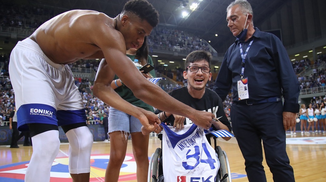 O Αντετοκούνμπο χάρισε τη φανέλα του σε παιδί με κινητικά προβλήματα