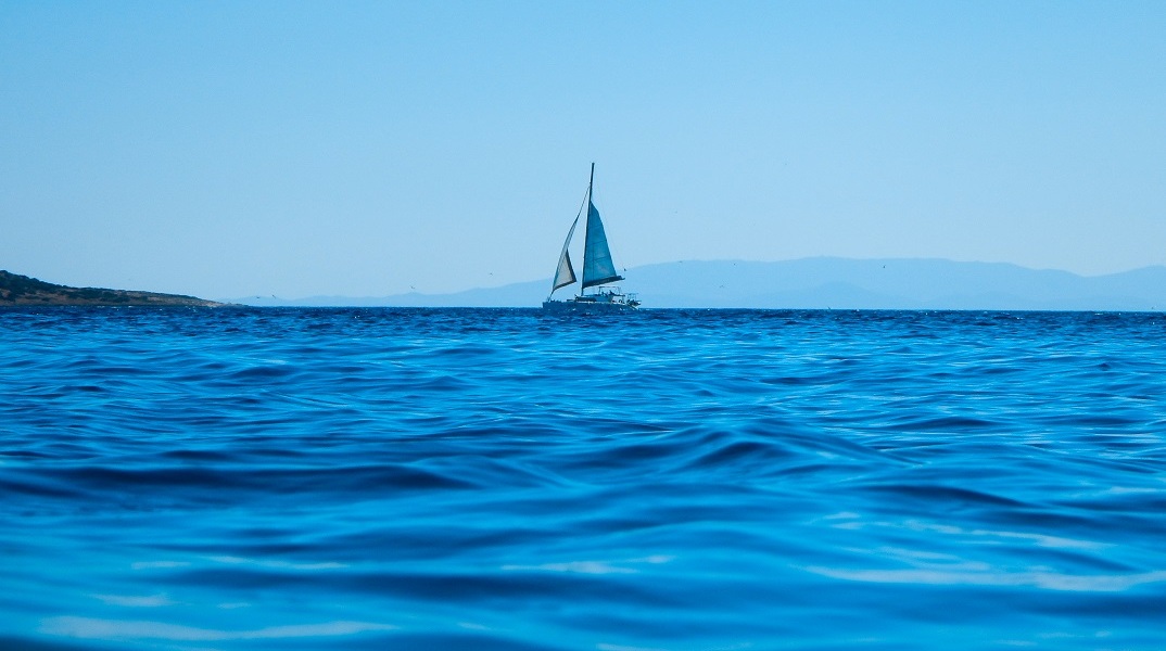 Σύγκρουση ιστιοφόρου με θαλαμηγό στην Υδρούσα με έναν τραυματία