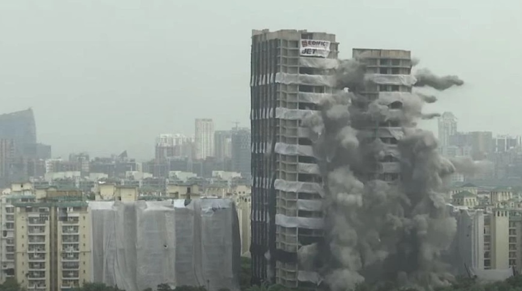 Ινδία: Δείτε βίντεο τη στιγμή που δύο ουρανοξύστες 103 μέτρων γκρεμίζονται