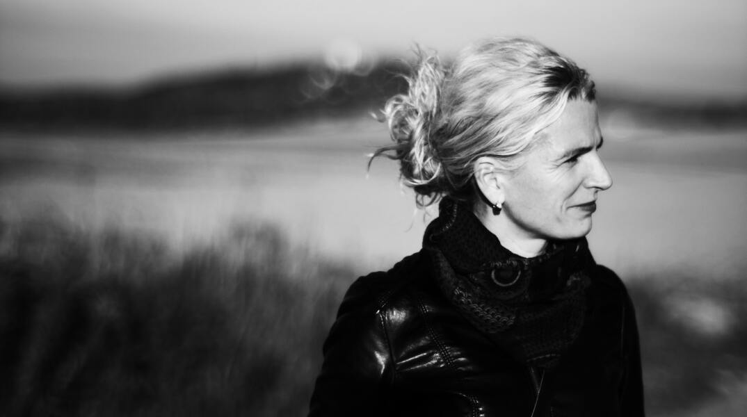 Γυναίκα που κοιτάζει στο πλάι