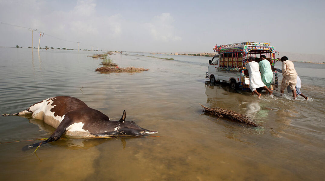 Πακιστάν: Το ένα τρίτο της χώρας κάτω από τα νερά – Στους 1.136 νεκροί από τις πλημμύρες