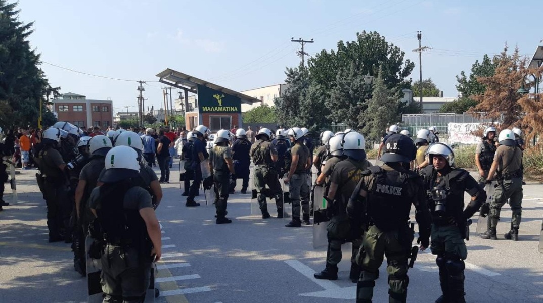 Ένταση στη «Μαλαματίνα» – Επέμβαση της Αστυνομίας έπειτα από εισαγγελική εντολή (video)