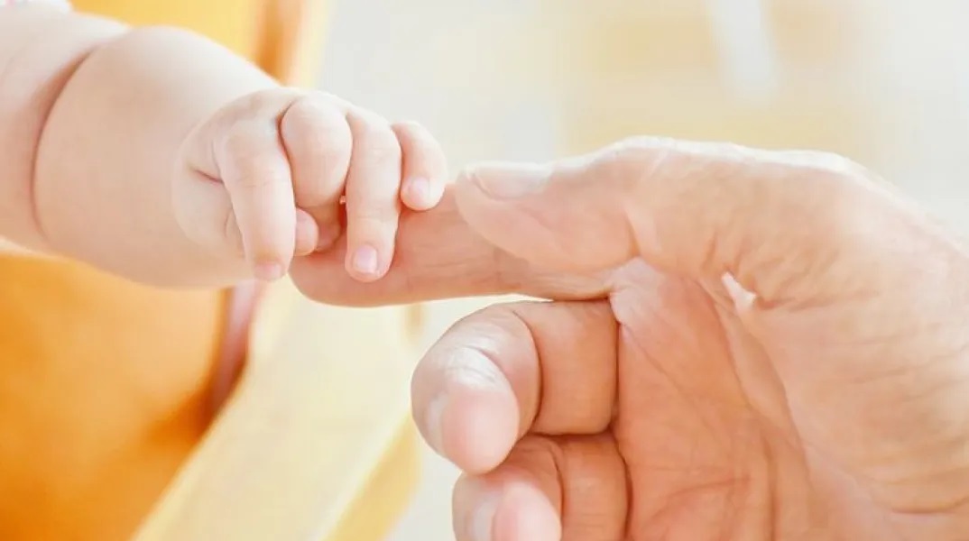 «Το νοσοκομείο δεν μας δίνει το νεογέννητο μωρό μας», καταγγέλλει ζευγάρι