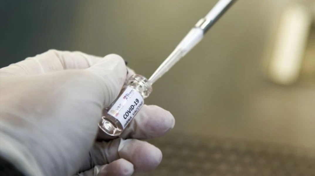 Ο ΕΜΑ εγκρίνει τα εμβόλια των Pfizer και Moderna κατά της Όμικρον