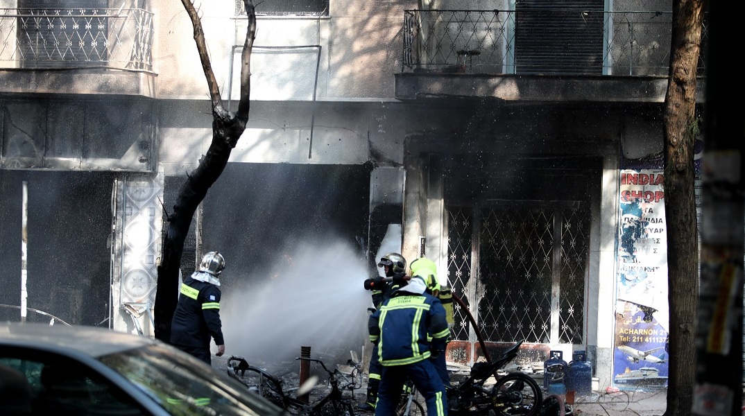 Φωτιά τώρα σε κατάστημα  με φιάλες υγραερίου στην Αχαρνών