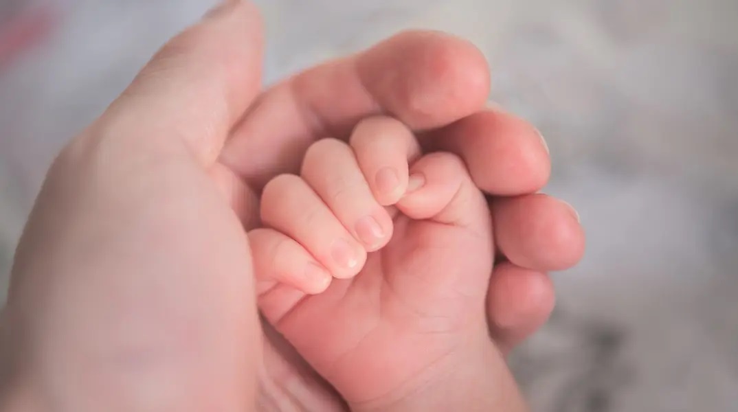 Ζευγάρι έχασε μωρό στη γέννα: «Η γυναίκα σφάδαζε επί 1,5 ώρα μόνη της»