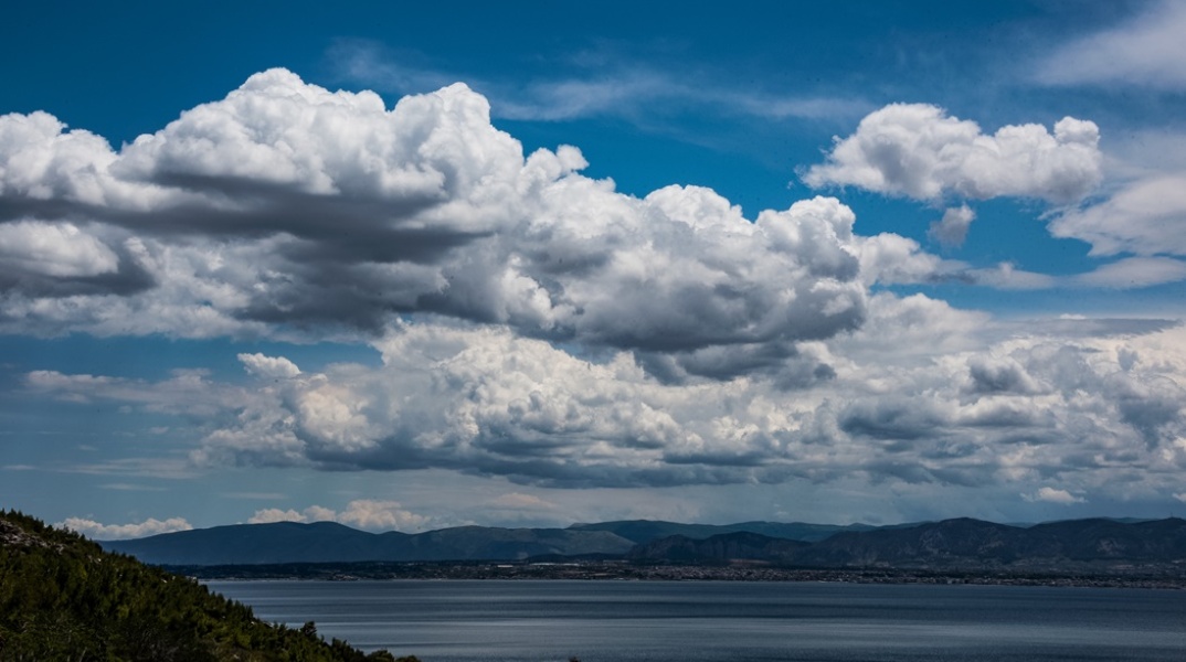 Σύννεφα πάνω από τη θάλασσα