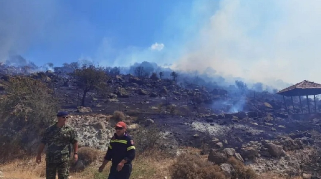 Πυρκαγιά στη Μυτιλήνη - Επιχειρεί η Πυροσβεστική για να μην απειληθεί δάσος