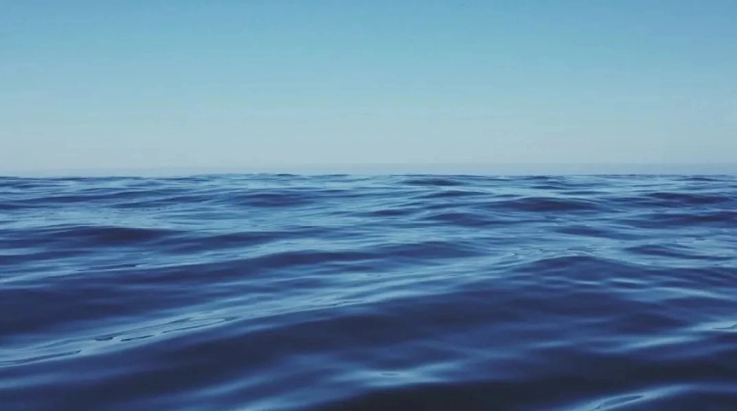 Kλείδωσε το μωρό του στο αμάξι για να κάνει μπάνιο