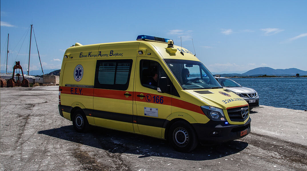 Ασθενοφόρο του ΕΚΑΒ στο λιμάνι της Πρέβεζας