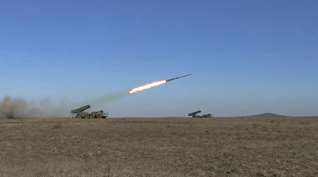Ρωσικό όχημα εκτοξεύει πύραυλο στην Κριμαία