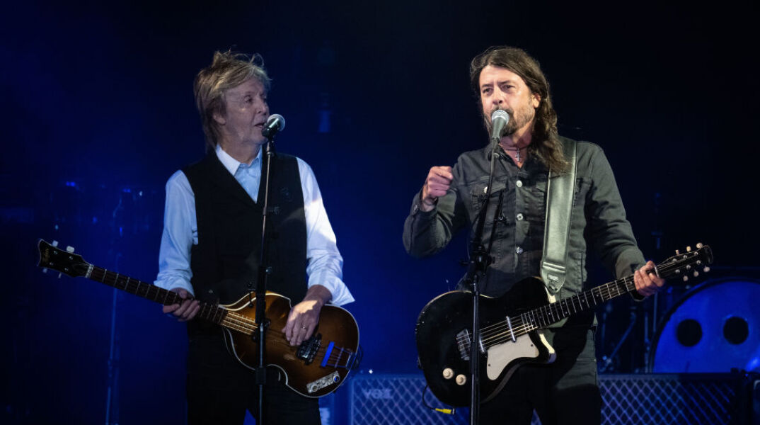Foo Fighters: Ο Dave Grohl ξέσπασε σε δάκρυα στη συναυλία – αφιέρωμα στον Taylor Hawkins