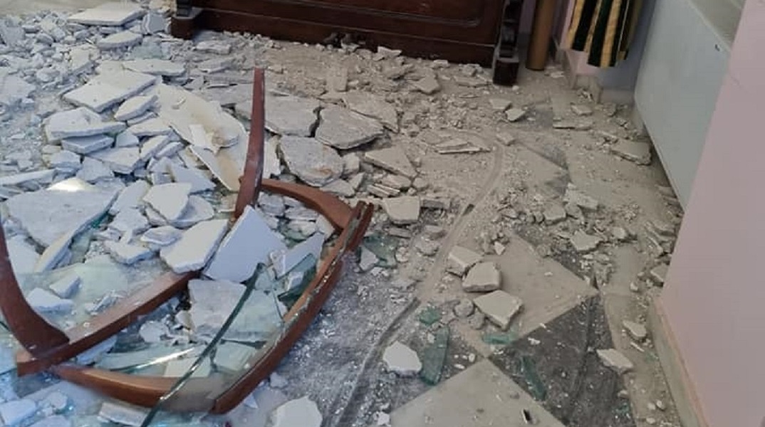 Έπεσε η οροφή του δημαρχείου της Σάμου μετά τον διπλό σεισμό