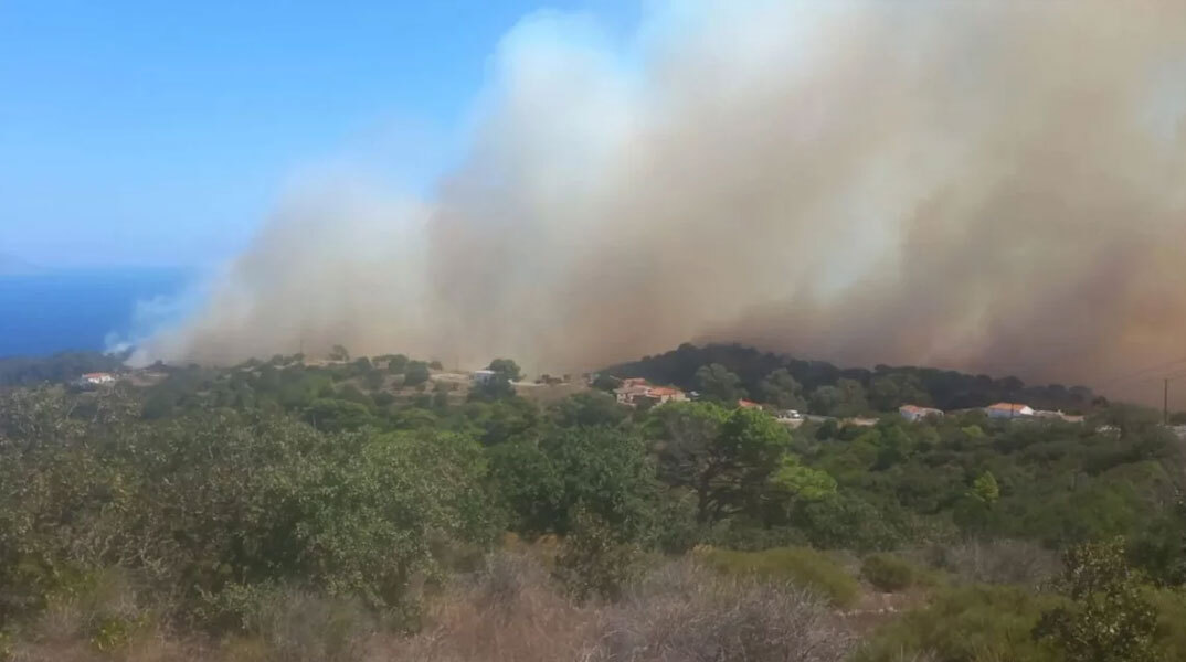 Η φωτιά στα Κύθηρα έφθασε κοντά σε σπίτια