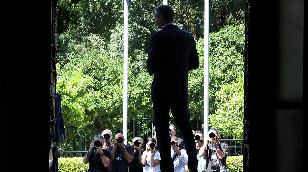 Ο πρωθυπουργός Κυριάκος Μητσοτάκης στην είσοδο του Μεγάρου Μαξίμου