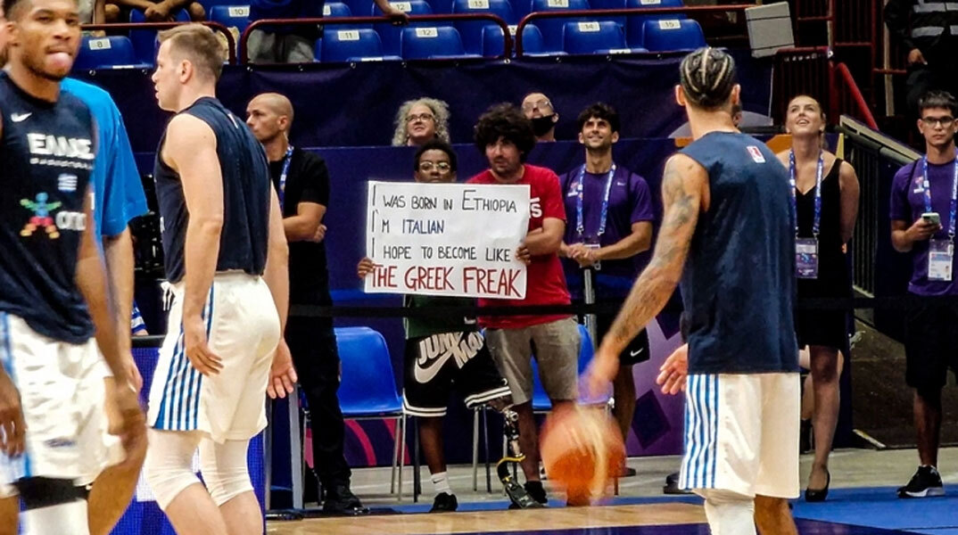 Παιδάκι κρατά πλακάτ για τον Γιάννη Αντετοκούνμπο στο Eurobasket 2022 στον αγώνα με την Ουκρανία