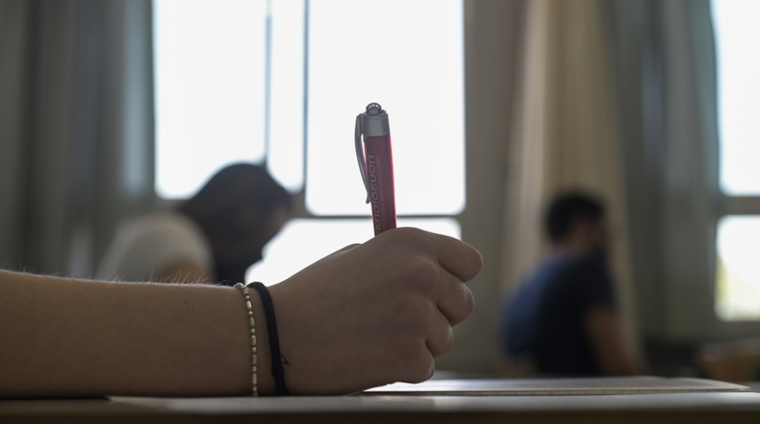 Πανελλήνιες 2023: Υποψήφιος κρατά το στιλό και γράφει