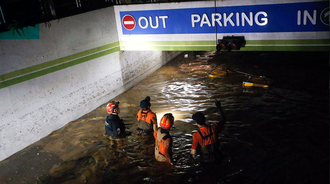 Διασώστες στη Νότια Κορέα μπροστά στο πλημμυρισμένο πάρκινγκ
