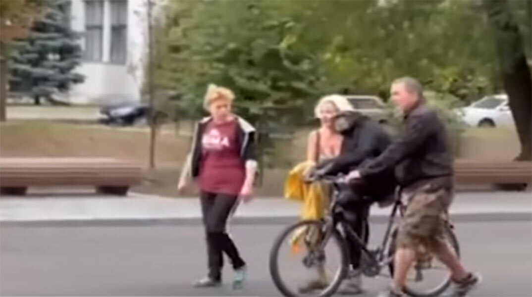 Χιμπατζής ξέφυγε από ζωολογικό κήπο και τον γύρισαν πίσω με ποδήλατο