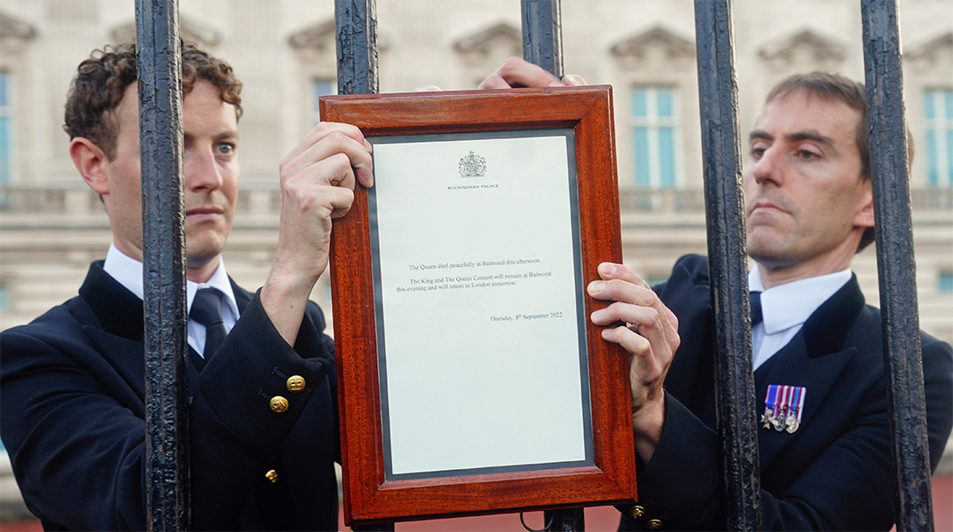 Η στιγμή που θυροκολλήθηκε στο Μπάκιγχαμ η αναγγελία του θανάτου της Ελισάβετ