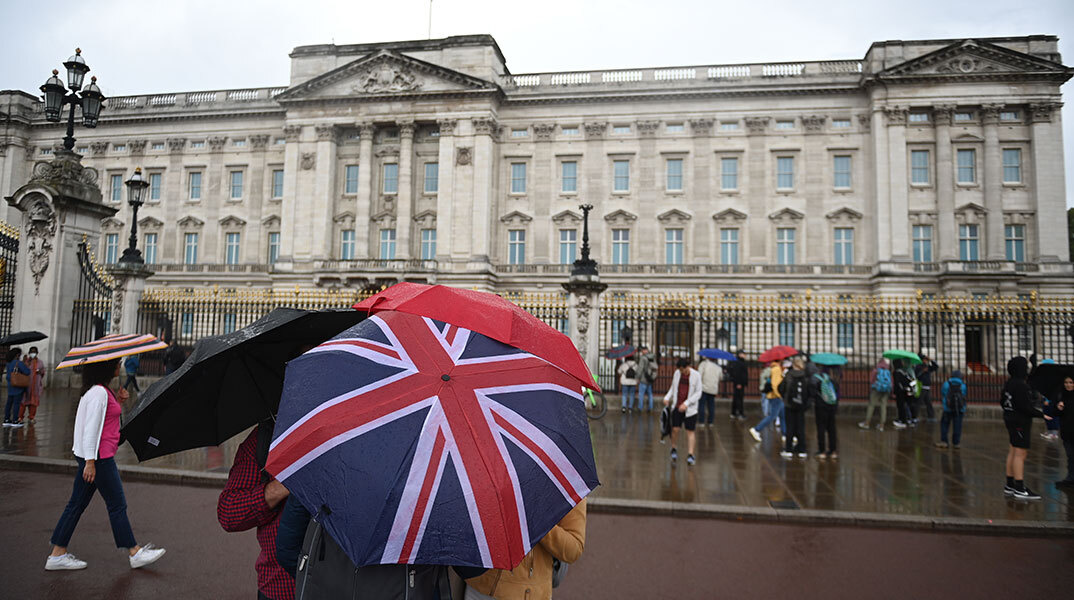 Βρετανοί συγκεντρώνονται έξω από τα ανάκτορα του Μπάκιγχαμ για να μάθουν νέα για τη βασίλισσα Ελισάβετ