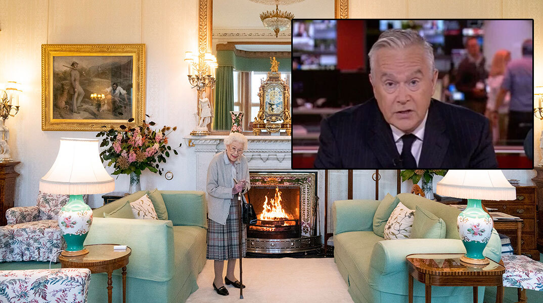 Πένθιμα ντυμένος ο παρουσιαστής του BBC στην ειδική εκπομπή για τη βασίλισσα Ελισάβετ