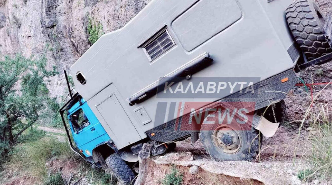 Το τροχοκινούμενο στα Καλάβρυτα έτοιμο να φύγει στον γκρεμό