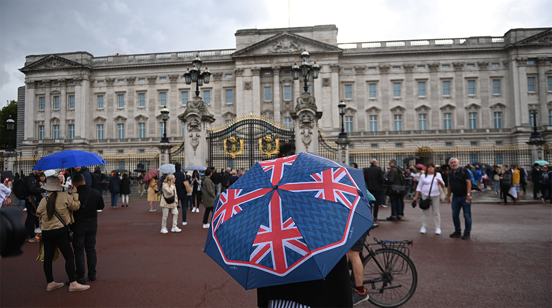 Πλήθος κόσμου έξω από το Μπάκιγχαμ για τη βασίλισσα Ελισάβετ