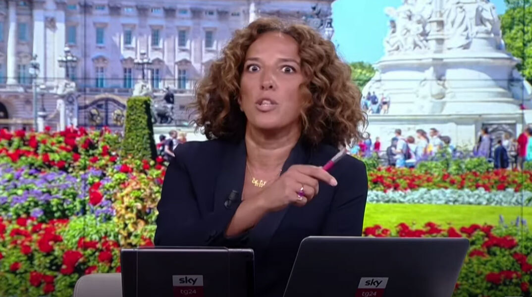 Σαστισμένη η Ιταλίδα δημοσιογράφος ετοιμάζεται να ανακοινώσει τον θάνατο της βασίλισσας Ελισάβετ