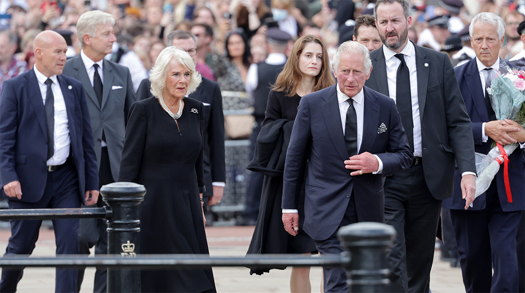 Ο Κάρολος στο Μπάκιγχαμ – Θερμή υποδοχή