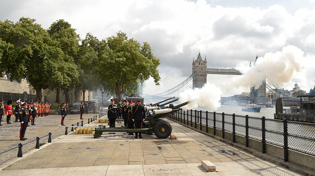 Βρετανία: 96 κανονιοβολισμοί στη μνήμη της Ελισάβετ