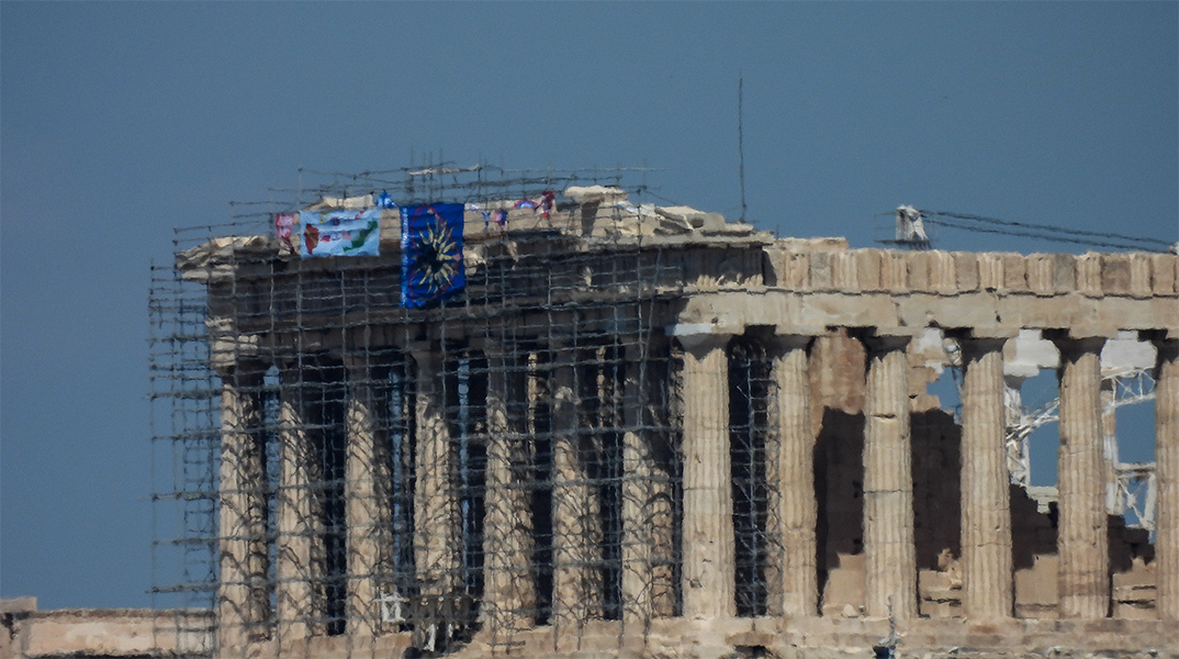 Άνδρας σκαρφάλωσε στον Παρθενώνα και κρέμασε σημαίες