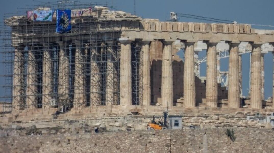 Άνδρας κρέμασε σημαίες στον Παρθενώνα  EUROKINISSI
